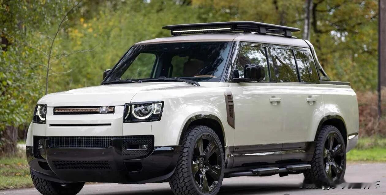 首款新时代路虎卫士皮卡，采用5.0升V8机械涡轮增压发动机。