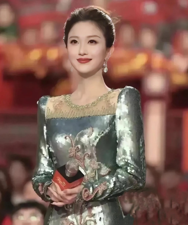 这是央视目前最漂亮的一个年轻主持人，长得确实漂亮，身材高挑又有气质，比周涛和董卿