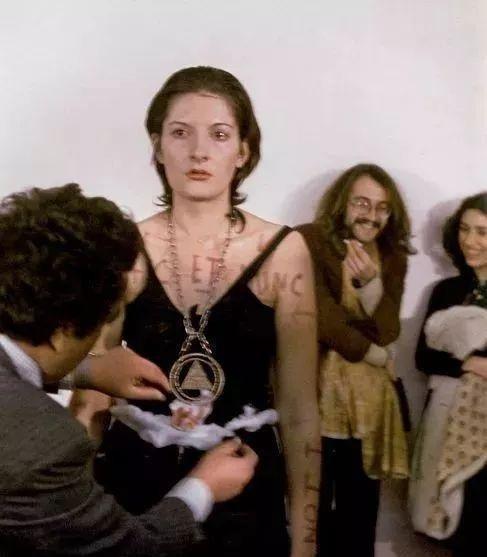 1974年，一名美女将自己麻醉后，任由人们主宰自己的身体！很快，有人搂着她亲吻，