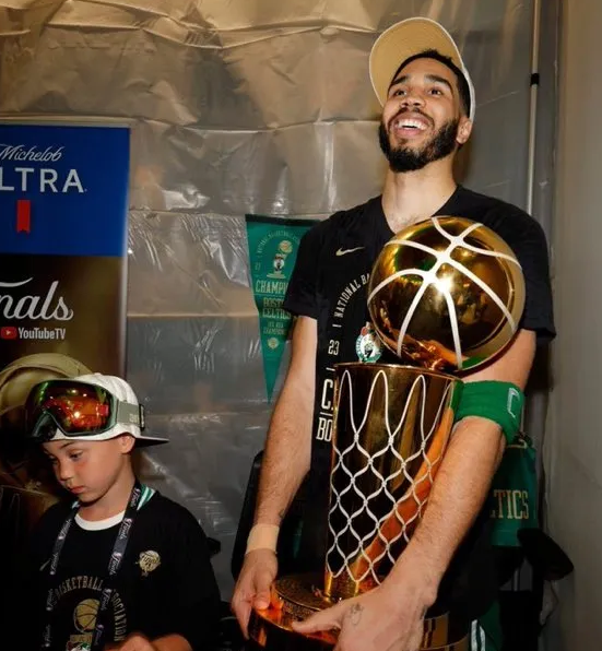 近日，凯尔特人球员杰森-塔图姆参加了一档播客节目。在播客中塔图姆谈及是否有想法