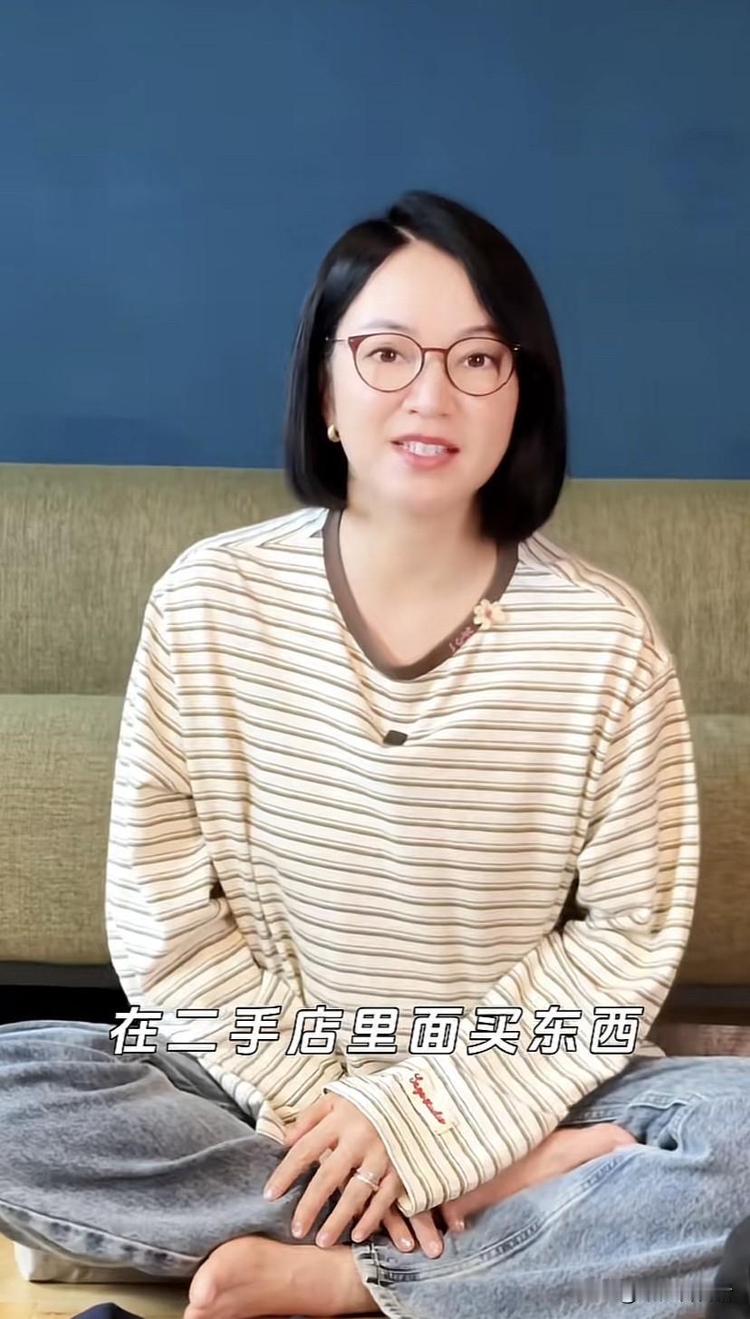 没想到明星也买二手物品，47岁艺人阿雅还挺会过日子的，不光在二手店买衣服鞋子，包