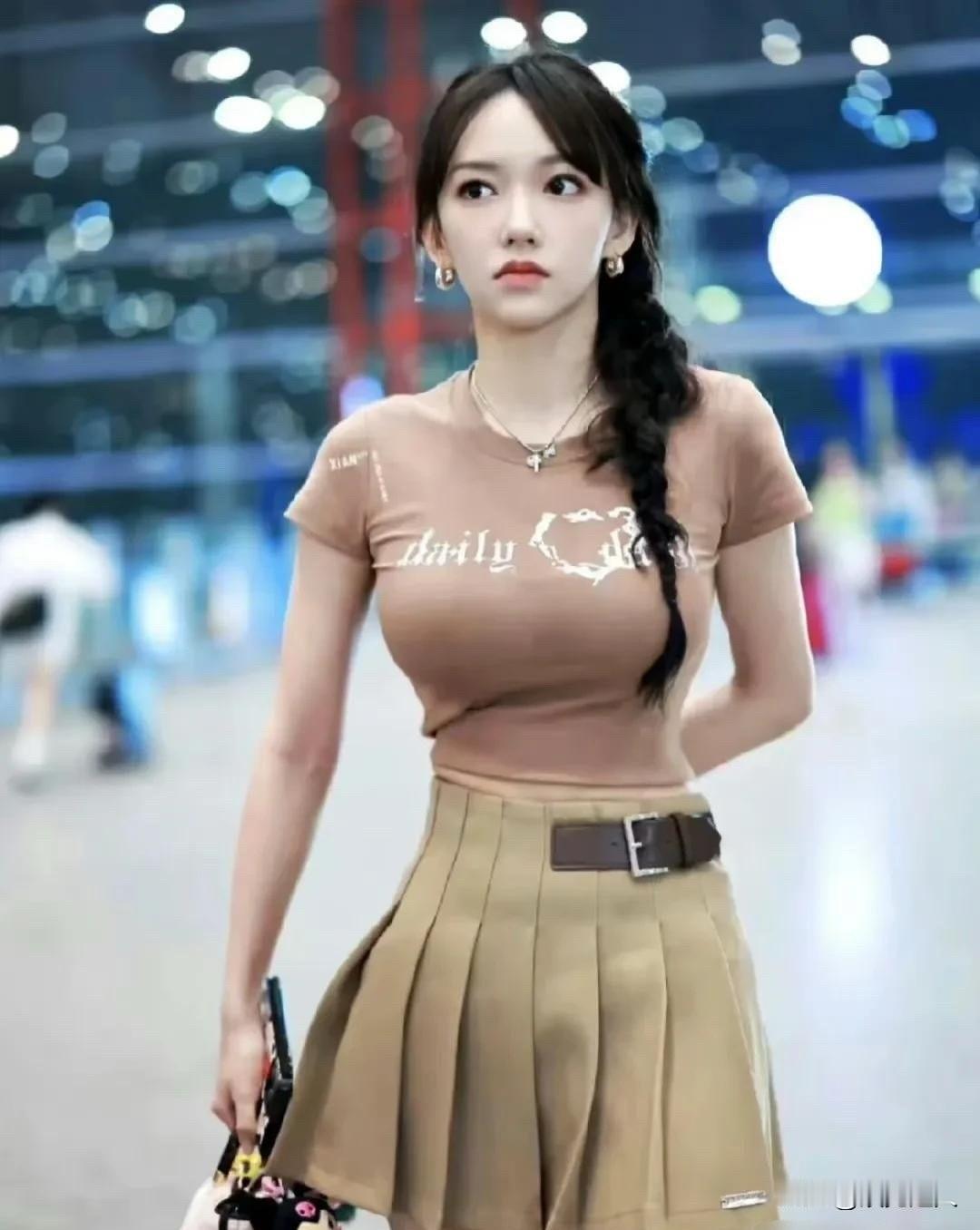 不是吧！程潇这身材难道不比柳岩还绝？前有柳岩靠火辣身材出圈，后有程潇凭凹凸