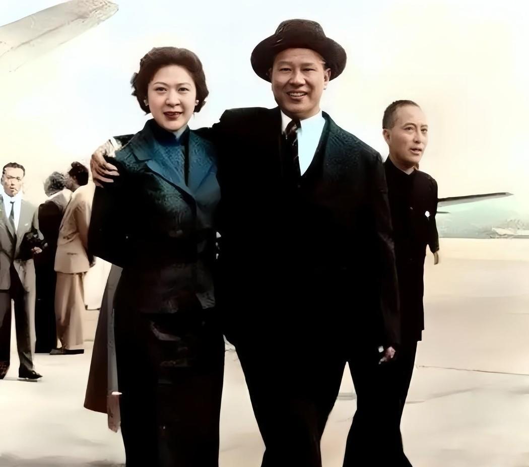 下图是1958年，白崇禧在台北松山机场迎接长女白先智的一张留影。此时的白崇禧已经