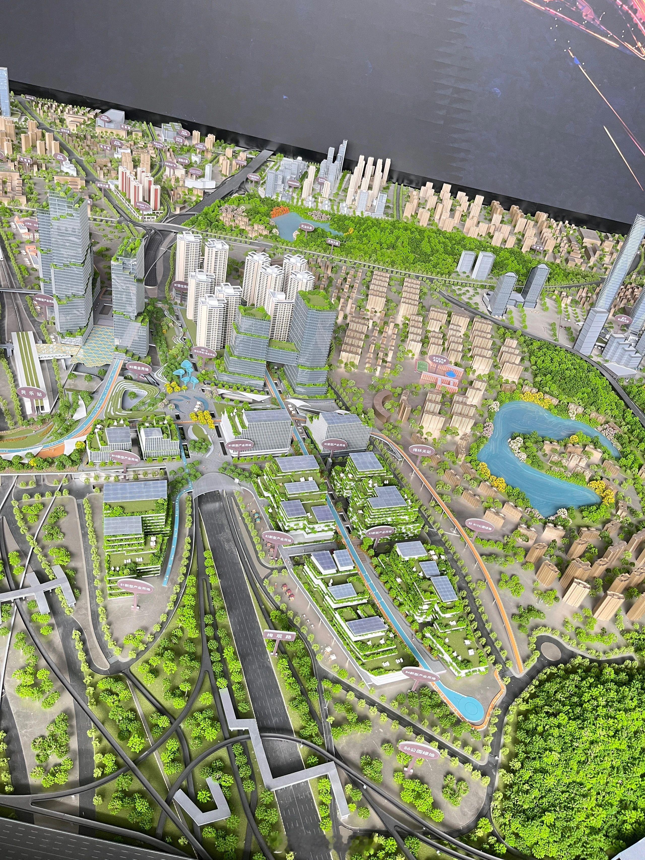 龙华新梅林关，这里开发量将达到180万平方米。深圳