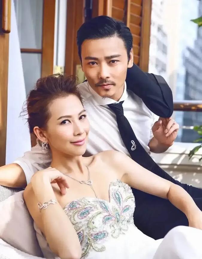 有一次，蔡少芬回家跟张晋说："我给你按摩一下子宫吧。"张晋惊讶地说："子宫？我一