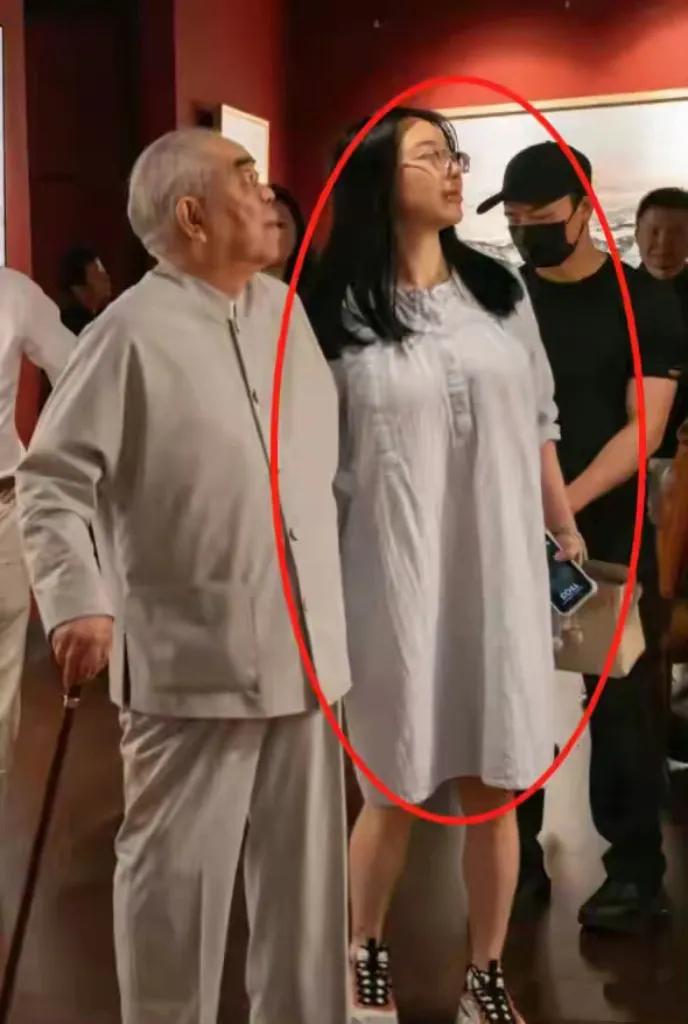 87岁范曾法国看展，37岁娇妻宽松裙遮孕肚？女儿急寻父内幕曝光！女儿范晓蕙急疯