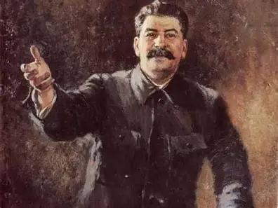 年轻时的斯大林，身高只有1米65，却是高加索的悍匪。尽管如此，他英俊潇洒，体魄健