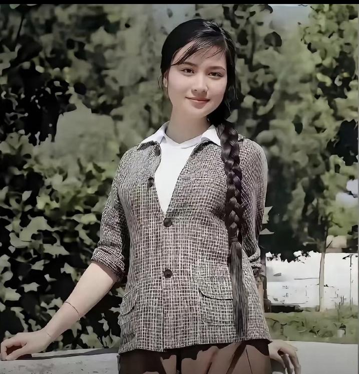 天呐，真美难怪迷住了洪晃她爹，美若天仙，比章含义漂亮十倍，洪晃的继母。你知道她