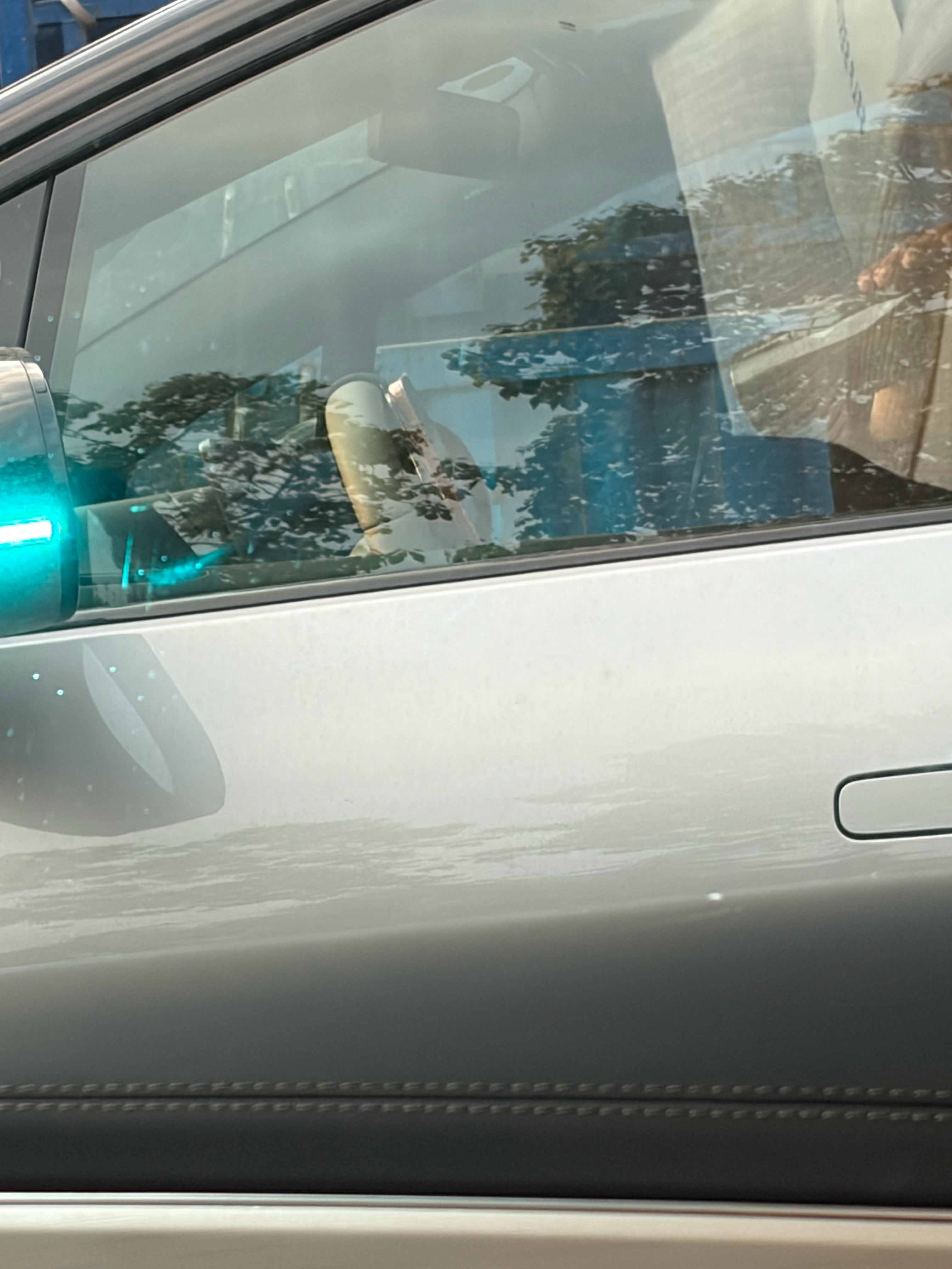 啊？原来亮小蓝灯的时候手机支架是这么用的呀？