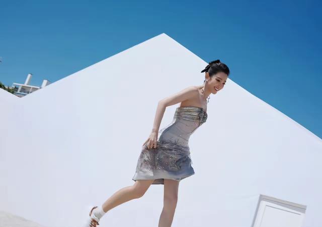 李冰冰戛纳写真惹争议，五十岁不惧身材审判，假年份戳破炒作真相
