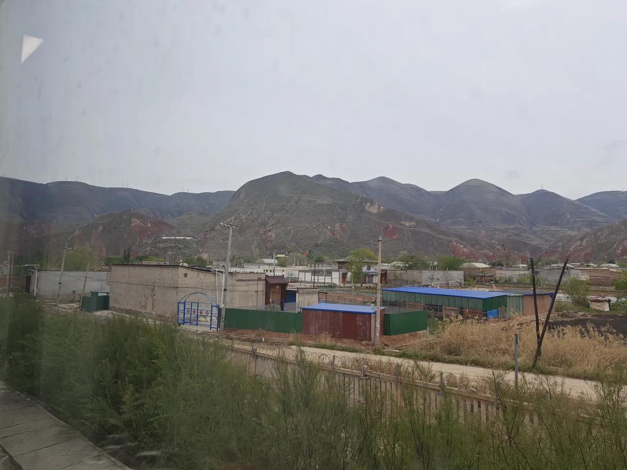 到了新疆我才知道，原来没有信号的一天，比有手机的一年都值钱。隧道一个接一个，