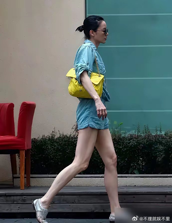 王菲大腿松弛的生图曝光，狠狠撕下了娱乐圈的冻龄遮羞布。看看同龄人，刘嘉玲58岁还