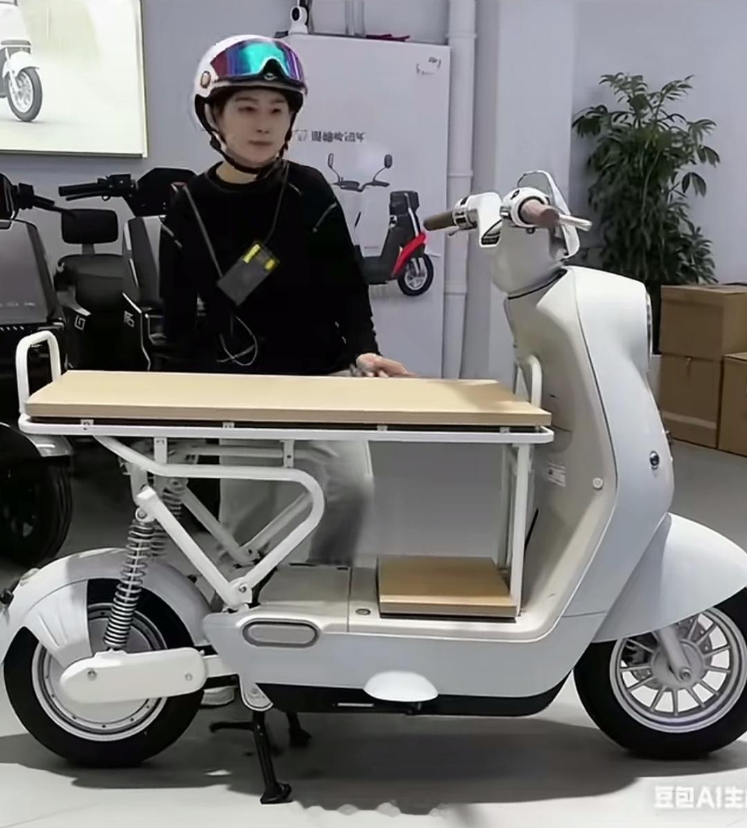 新国标电动车创意改装，上车能坐三个人，下车还能摆摊做生意