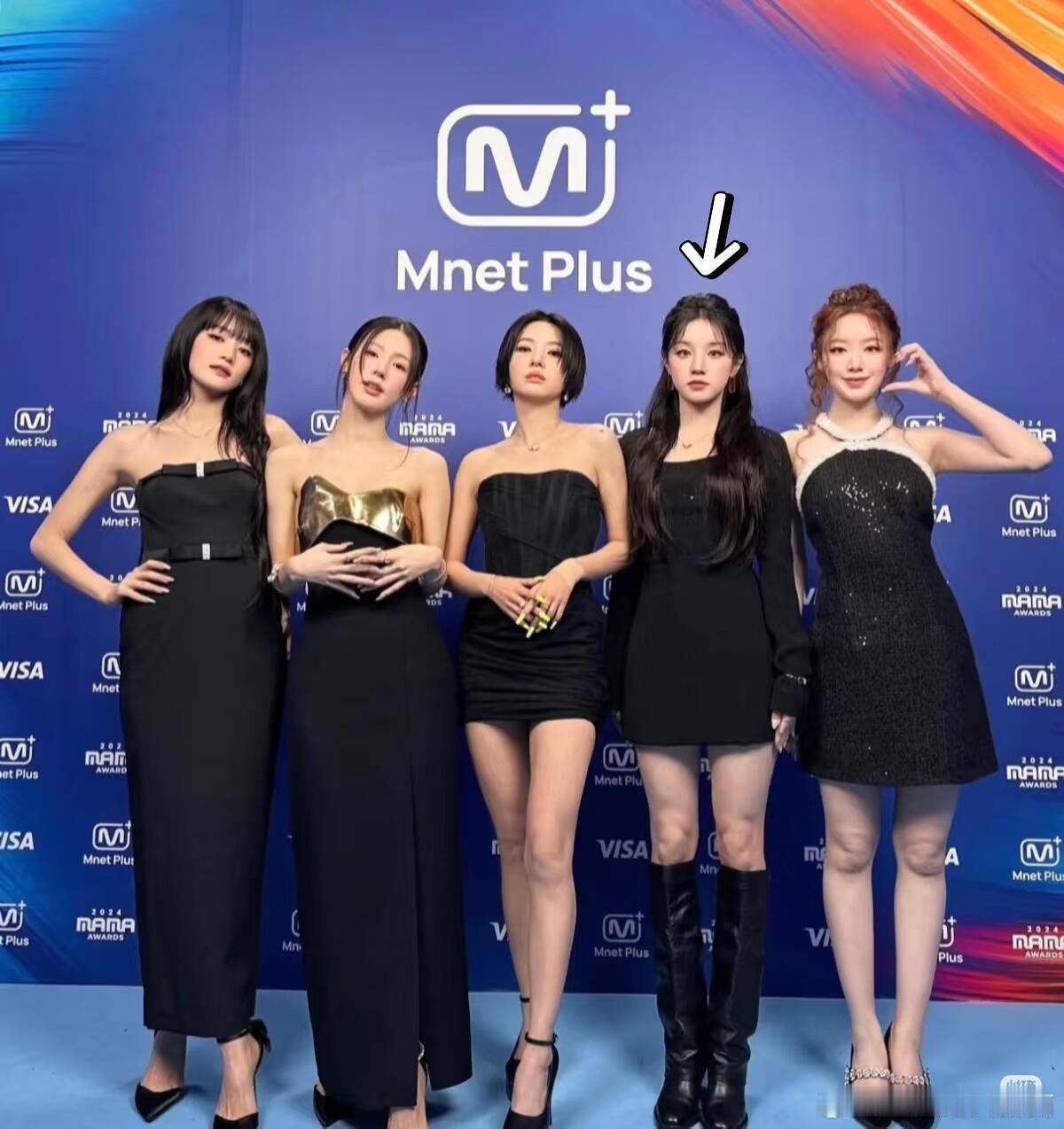 合照永远罚站的雨琦往那一站就是兵