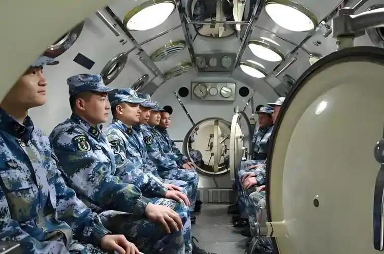 潜艇兵是全军唯一让纠察主动绕道的兵种。 在部队中，纠察负责军纪检查，无论军衔