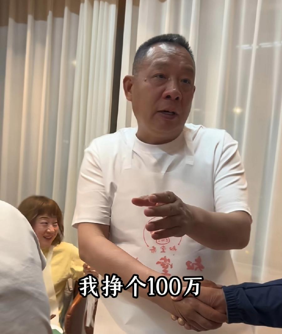 于东来去洛阳看牡丹，在一家羊肉汤饭店吃饭，店老板男粉丝主动上包厢，与于东来握手打