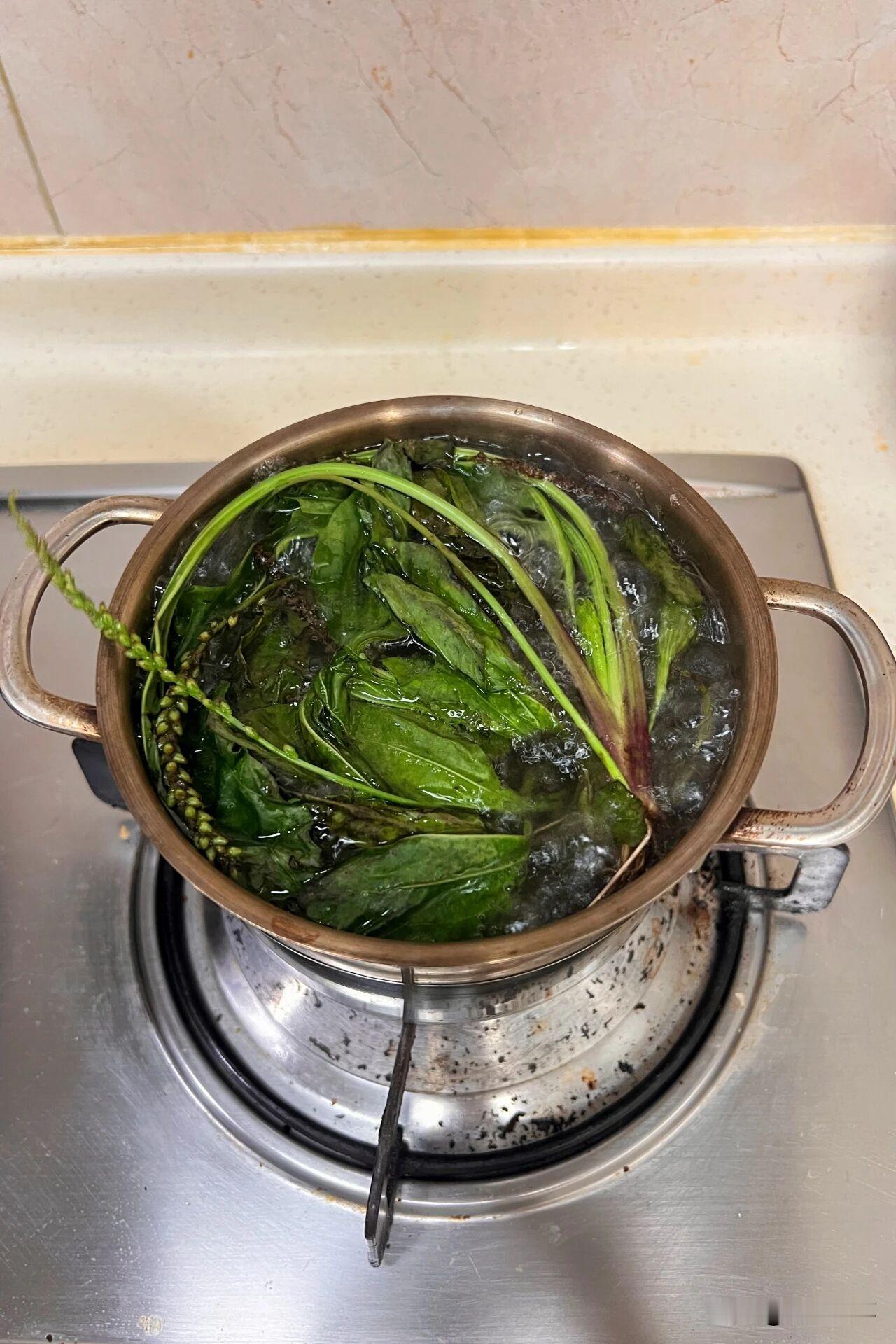门面有一家面店，生意一直很好，除了卖面，还有煎鸡蛋，咸鸭蛋，以及小笼包子，而且小