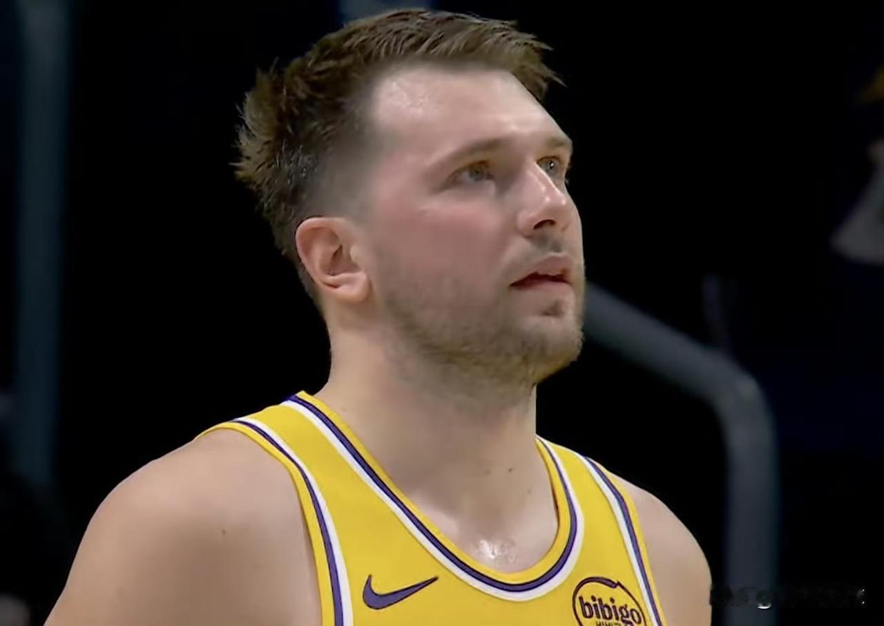 砍瓜切菜！东契奇又单节20分！今天背靠背对阵太阳队的比赛，首节最后1分25秒