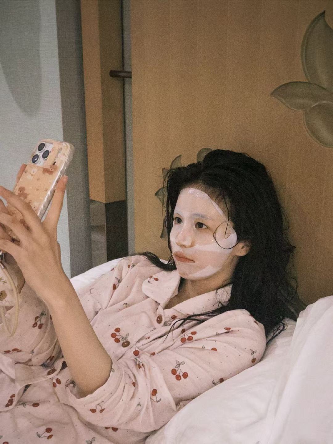白鹿樱桃睡衣白鹿敷面膜自拍照可爱小菠