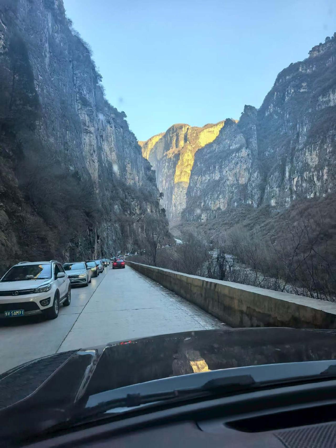 朋友假期去了山西晋城黑毛沟大峡谷，他告诉我，这里景美人好适合游览！