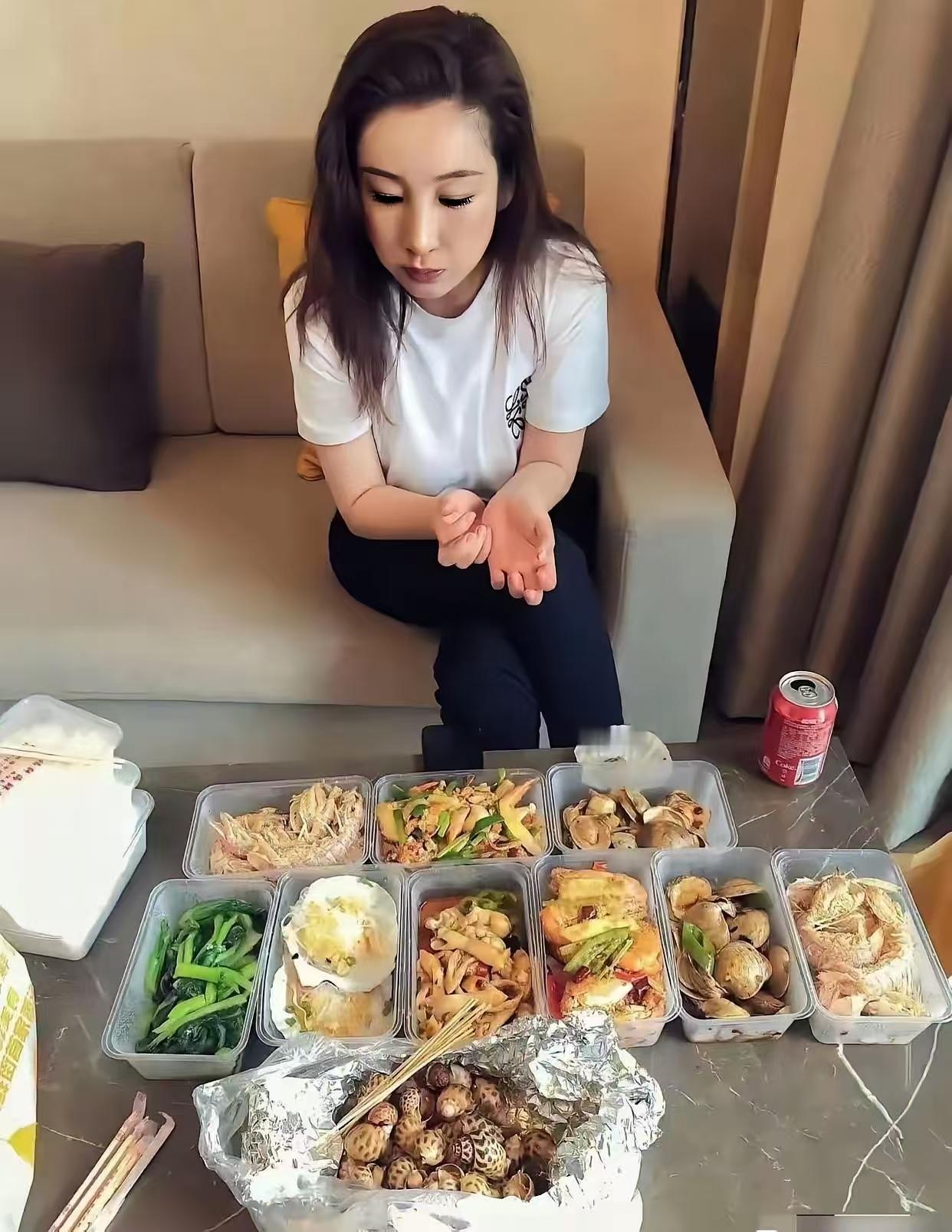 秦海璐这顿饭抵上我10天工资了，我不羡慕她吃的啥，我只羡慕她可以放开去吃饭我现在