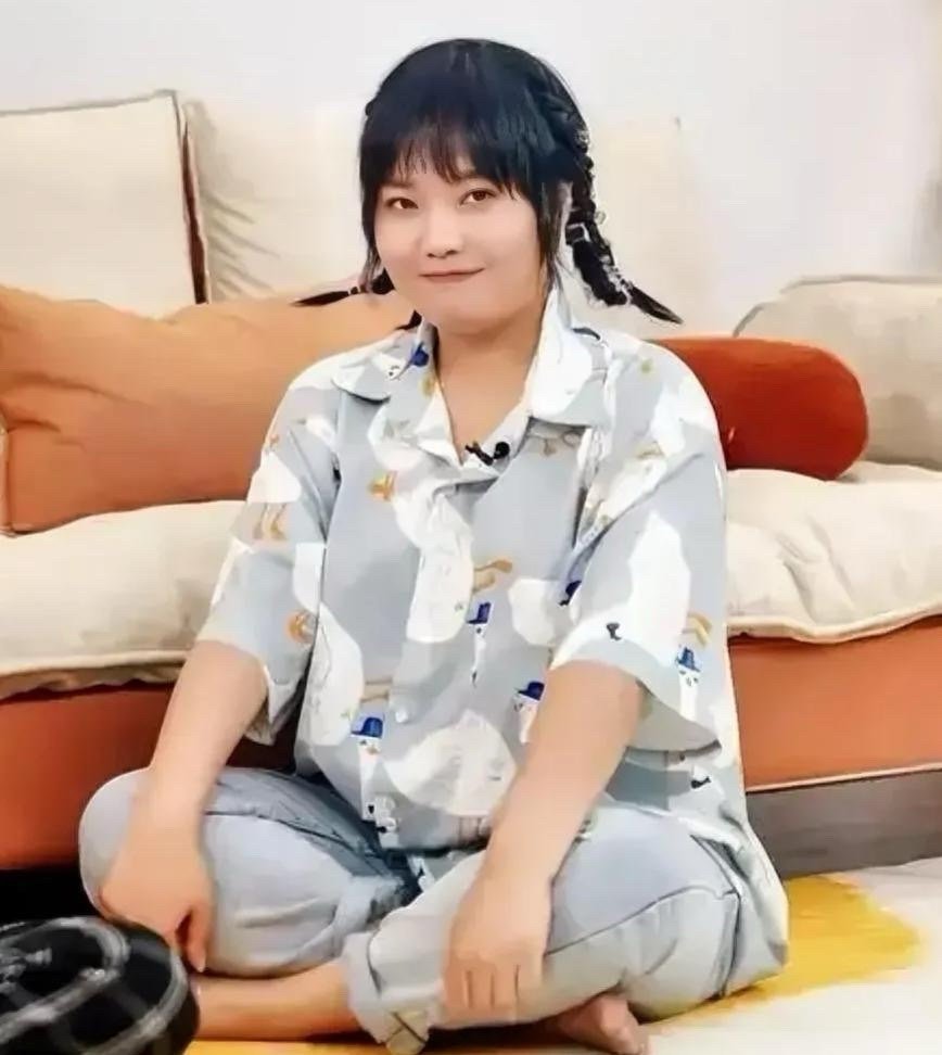我发现，李雪琴这姑娘居然不能细看，越仔细瞅越觉着亲切，长相不是一眼惊艳挂，属于越