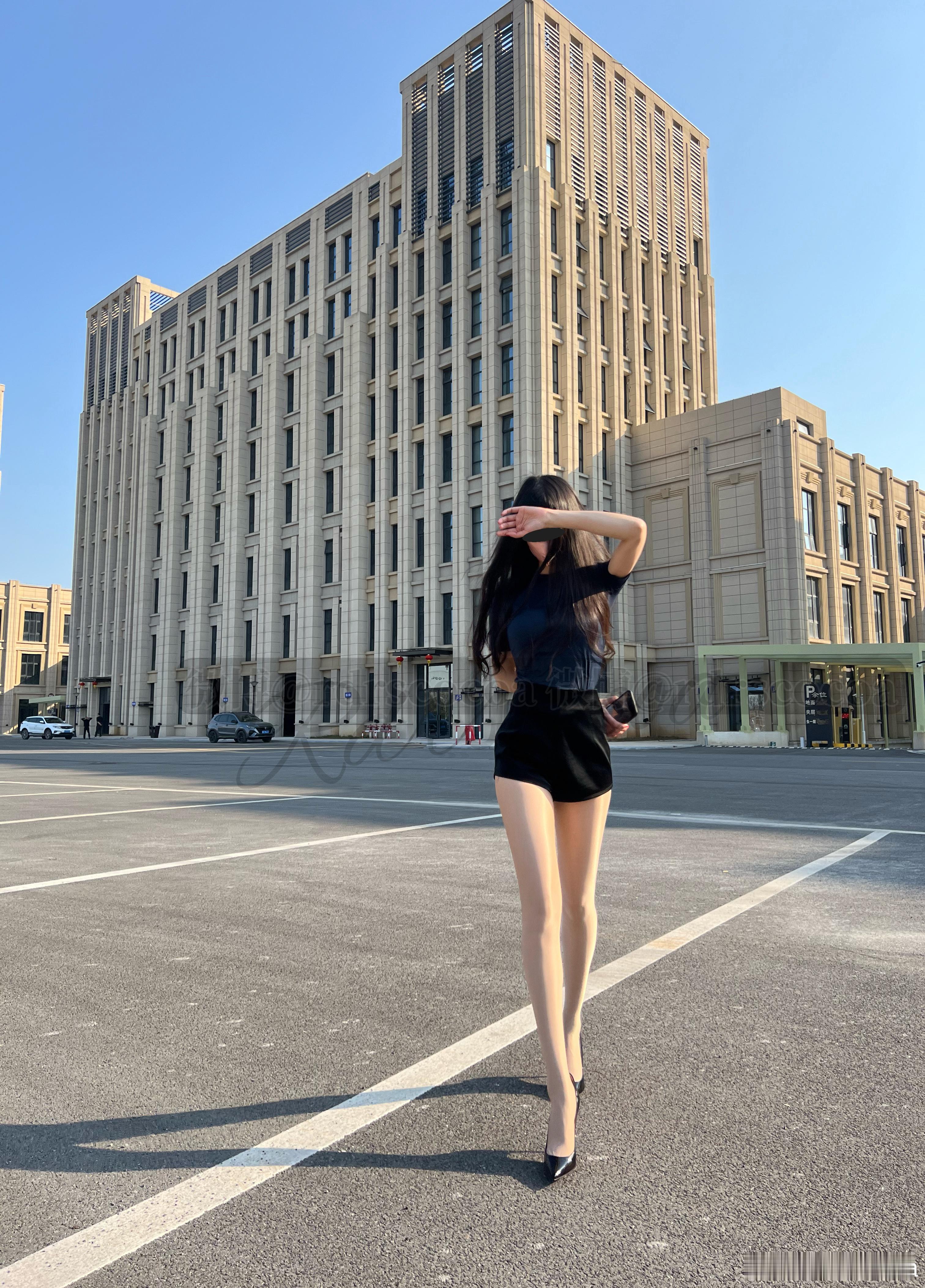 今天出门穿错两只不一样的鞋👠上班💼哈哈哈哈哈[晕]今天穿什么ootd​​​