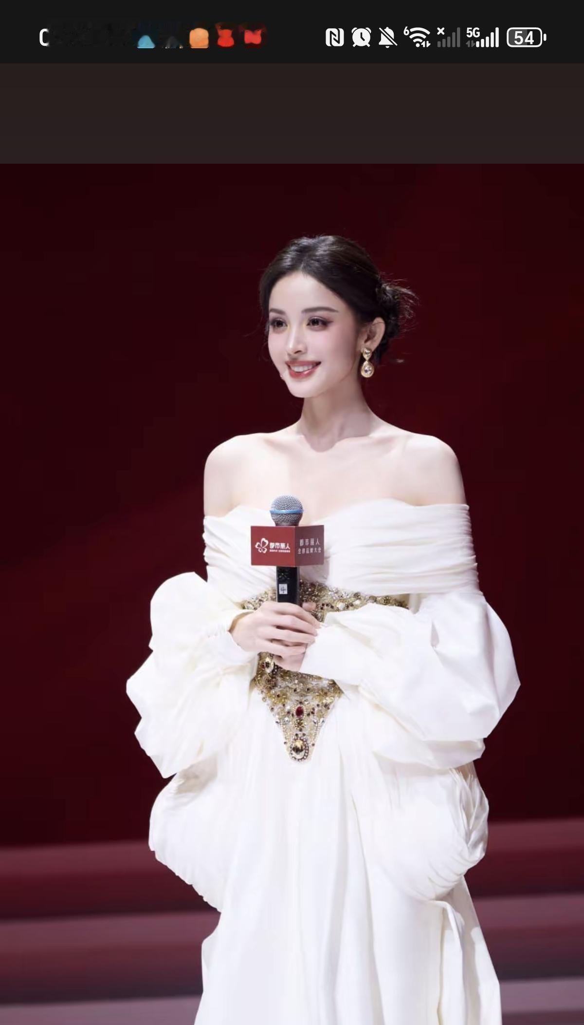 古力娜扎这一身纯白礼服杀疯了！蓬松廓形自带仙气，极简配色撞上精致刺绣，把“清冷大