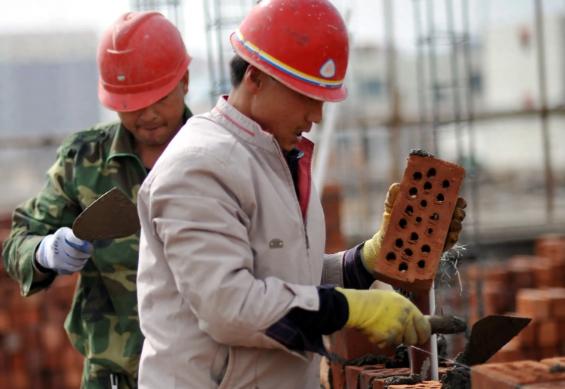 目前，在以色列的建筑工地上，有中国工人，也有印度工人。中国工人每月工资，折合成人