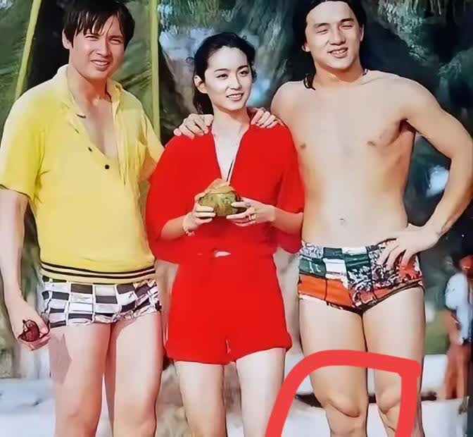 这张老照片火了！成龙明明1米74，为啥看起来比1米84的秦祥林还高？仔细看更奇怪