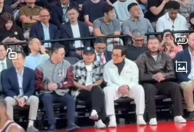 三个细节从视频看成龙坐在马云旁边略显拘谨：1，成龙坐在马云身旁的坐姿和手势略