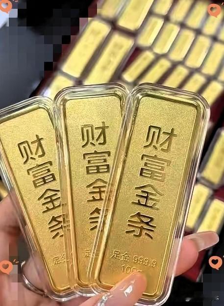 看了今天的金价，​我毫不犹豫买了10万黄金。​昨天还在907，今天一下冲到9