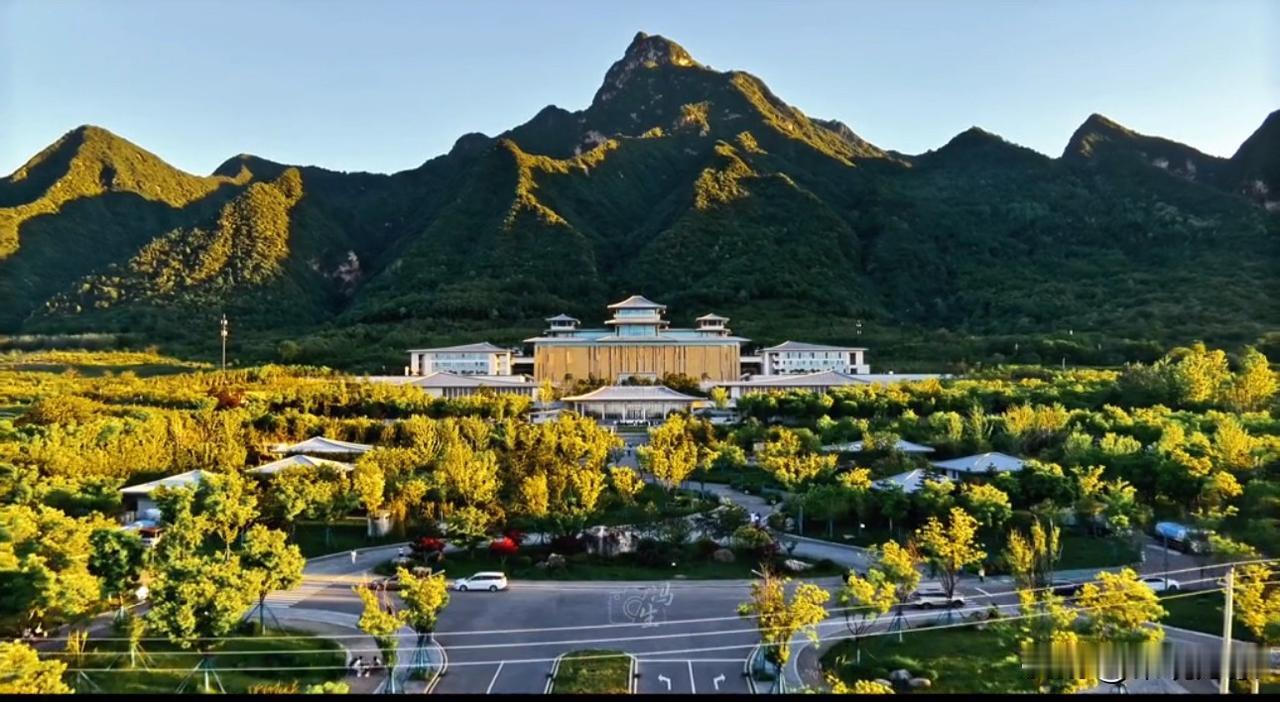 亲眼见到西安国家版本馆这条中轴线，才懂何为以山河定格局。后方五座山峰顺着轴线朝向