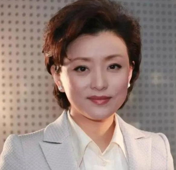 1994年，富豪吴征斥资400万购置了一艘游艇。他将已婚的杨澜邀请至船头，