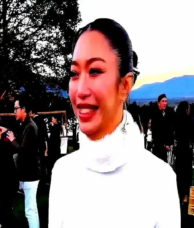 郭晶晶当年进门得先背族谱再叩头，祠堂里跪得膝盖青，媒体蹲门口数她磕了几个。十二