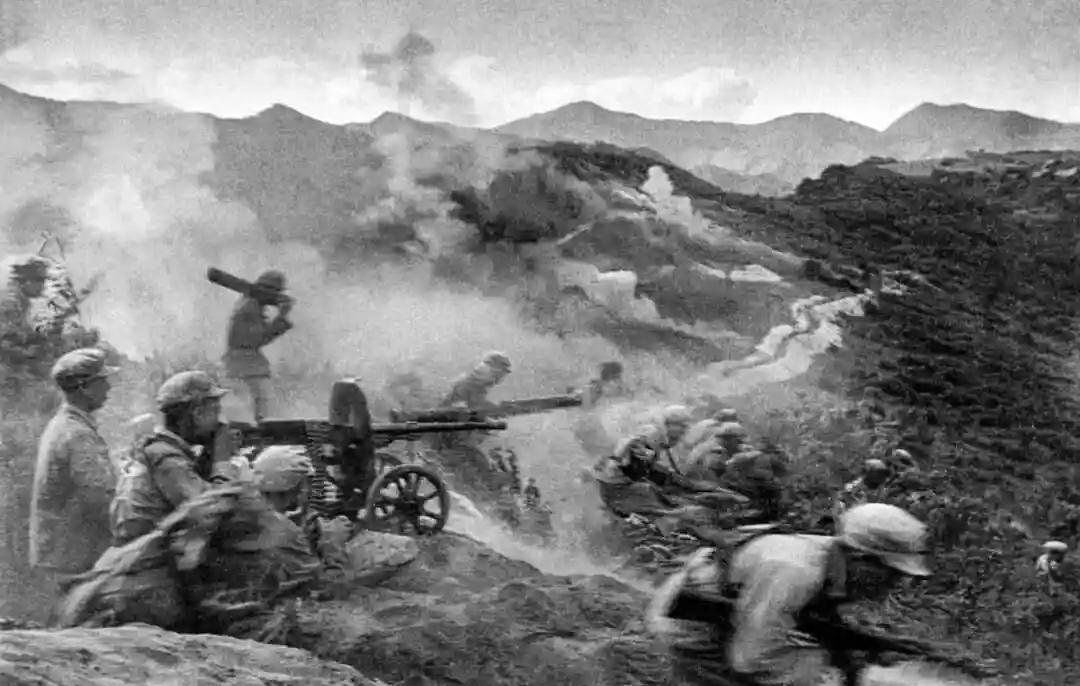 1951年一群志愿军在撤退时，猛然发现眼前狭隘的山谷中，竟出现了成千上万个美军，