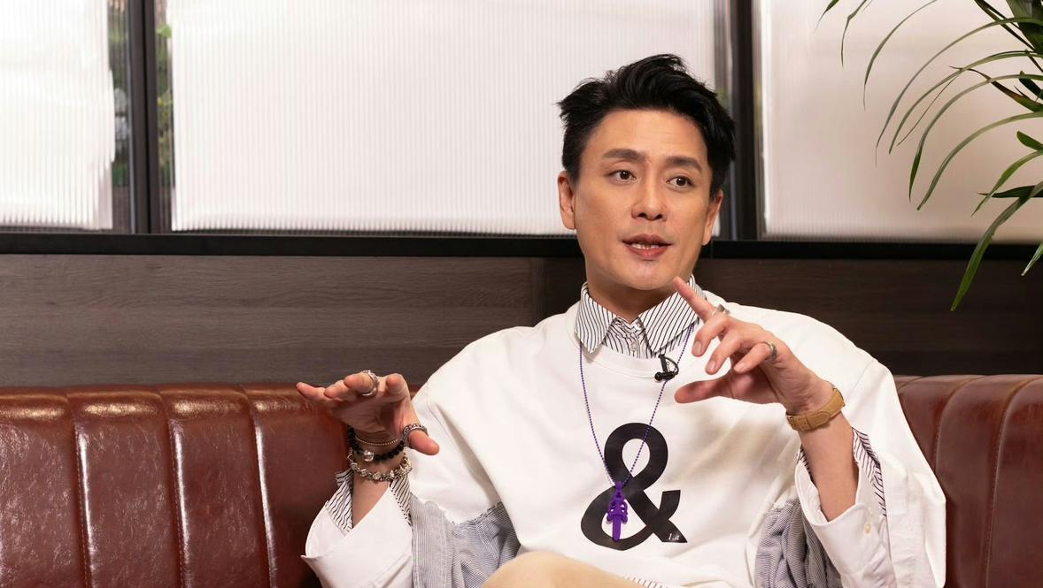 这样说来，黄宗泽当年真的是高攀胡杏儿了！原来黄宗泽当年出道并非科班出身，也不是