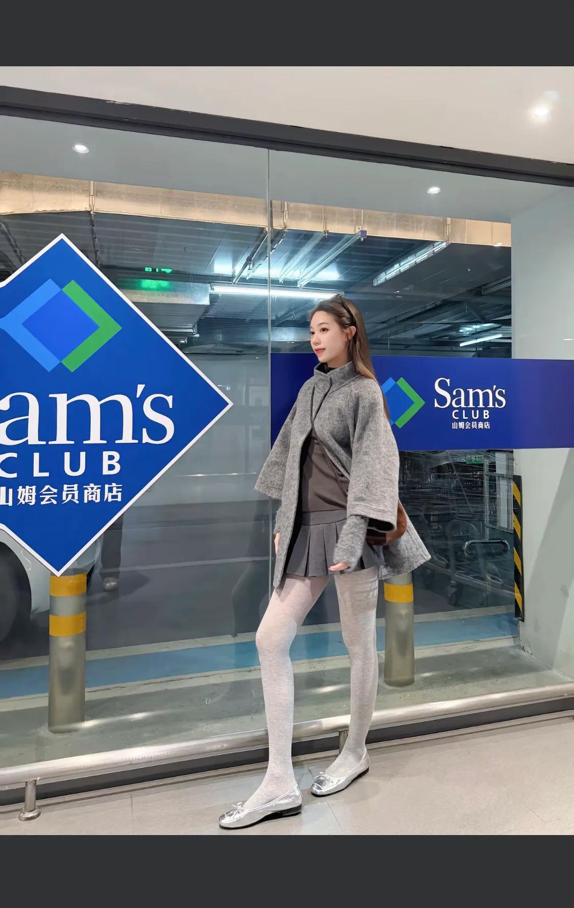 灰色毛衣+银色鞋子，温暖又时尚！🌟👗👢