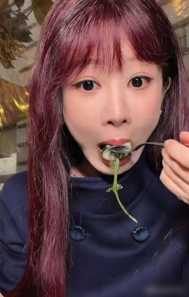 都以为杨紫休假是在躺平，她却反手干了件狠事：主动降薪800万，跑去零下20度的高