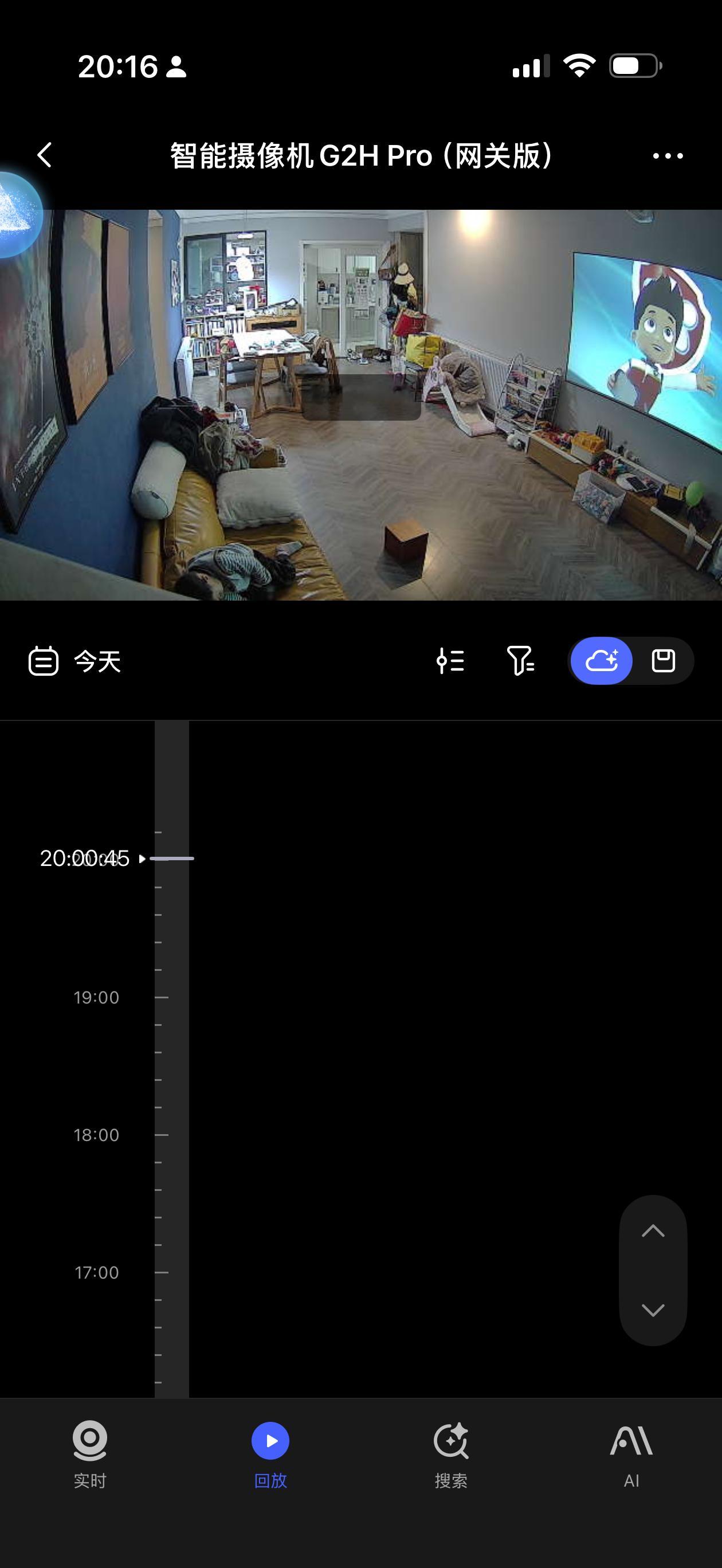 简直见鬼。刚儿子在沙发上蹦，摔到了地上，我打开监控想看看怎么摔的，你猜子怎么着，