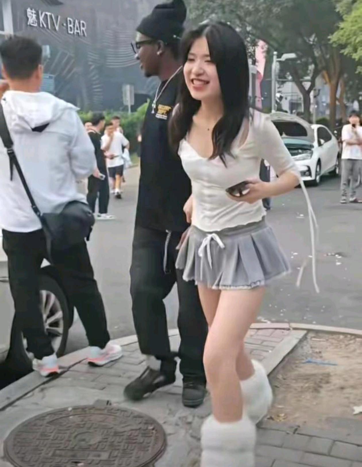 中国女大学生谈了黑人男友，一起在校园里牵手散步秀恩爱，一旁的路人看见了都齐刷刷看