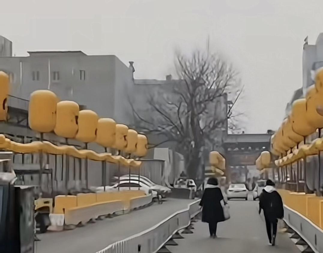 哎我去！所以今年的过年不是大红灯笼高高挂了，改为大黄灯笼高高挂了？！那对联呢，贴