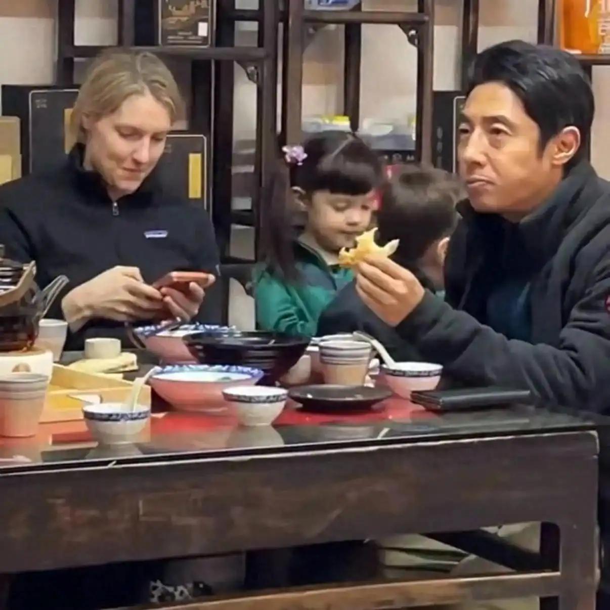 什么叫“接地气”？——近日，撒贝宁一家出游的事又被一些人炒了，什么接地气呀烟火