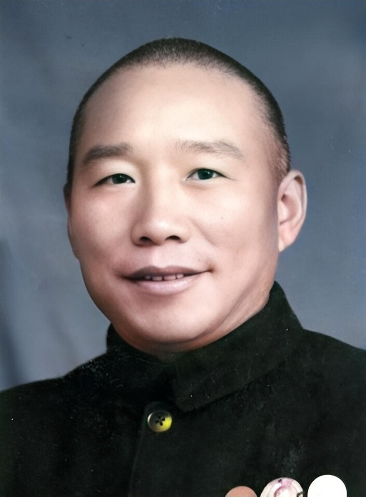 1948年，国军的一名伙夫和大部队走散了，被解放军拦下。解放军看他年纪大，便发了