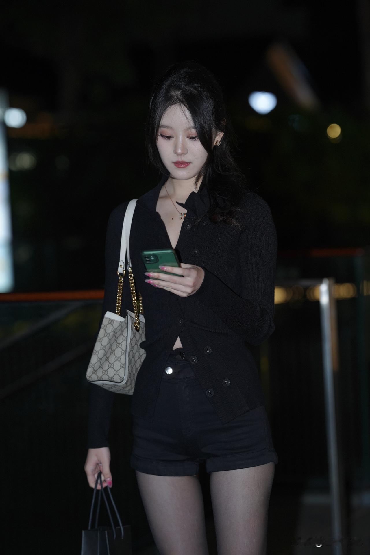 夜拍黑色热裤搭配短靴丝袜美腿小姐姐​​​！！！分享街拍小姐姐