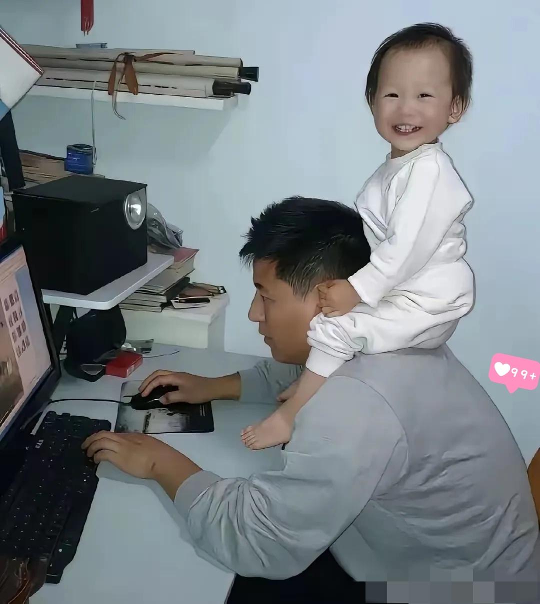 网上刷到这张张雪峰早年旧照，看完心里挺有感触的。他对着电脑埋头忙活，女儿就