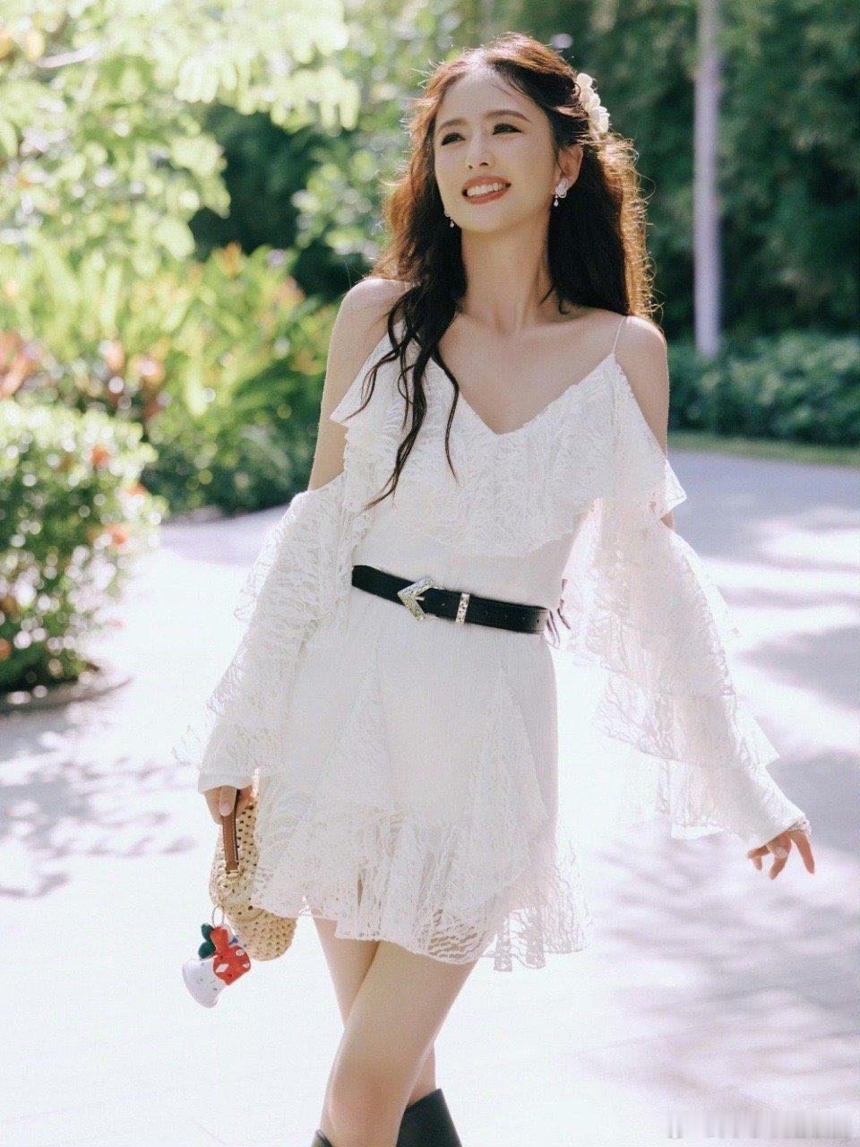 佟丽娅演我度假松弛感身穿绿色椰林长裙亮相VOGUE潮汐沙滩，头戴草帽手拿香槟松