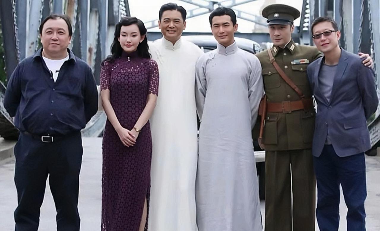 周润发与黄晓明合影旧照，还有导演王晶，影帝吴镇宇等明星演员。2012年，他们参