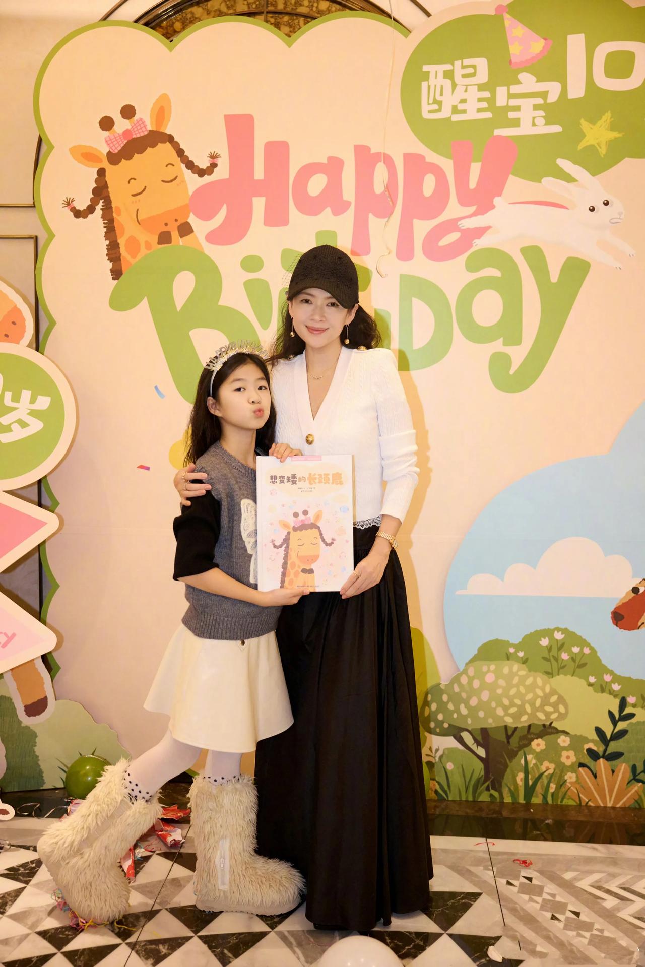 章子怡为女儿庆生，醒醒10岁了！12月27日，章子怡在社交平台晒照庆祝女儿醒醒