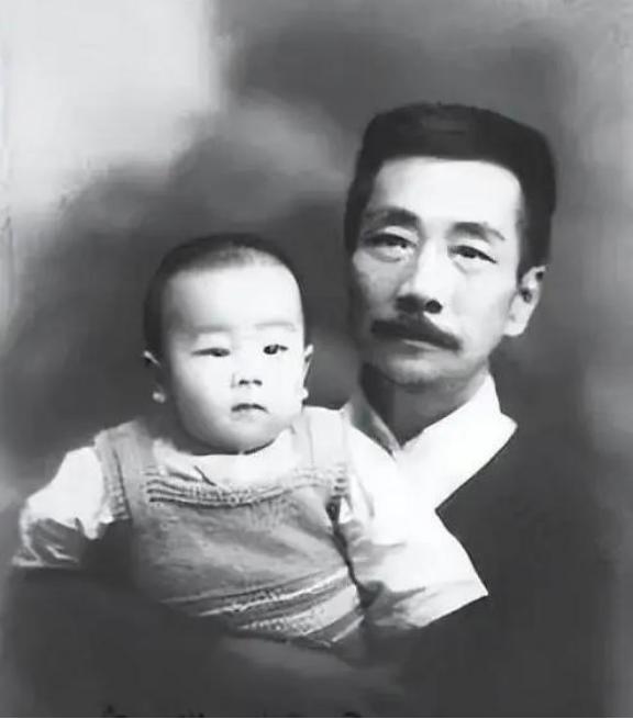 1929年鲁迅和许广平避孕失败，许广平意外怀上了儿子，一直想丁克的鲁迅，看到儿子